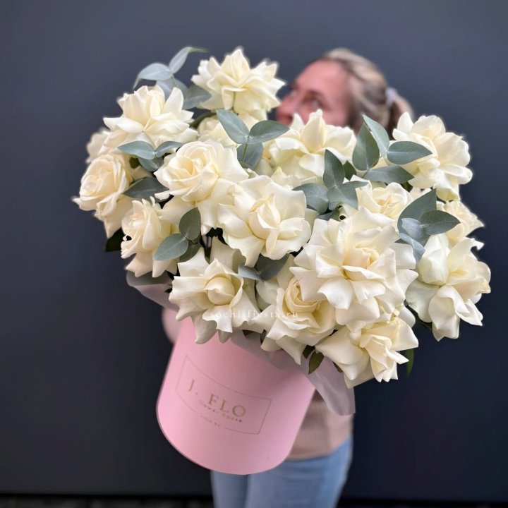 25 Французских белых роз в боксе в Благовещенске