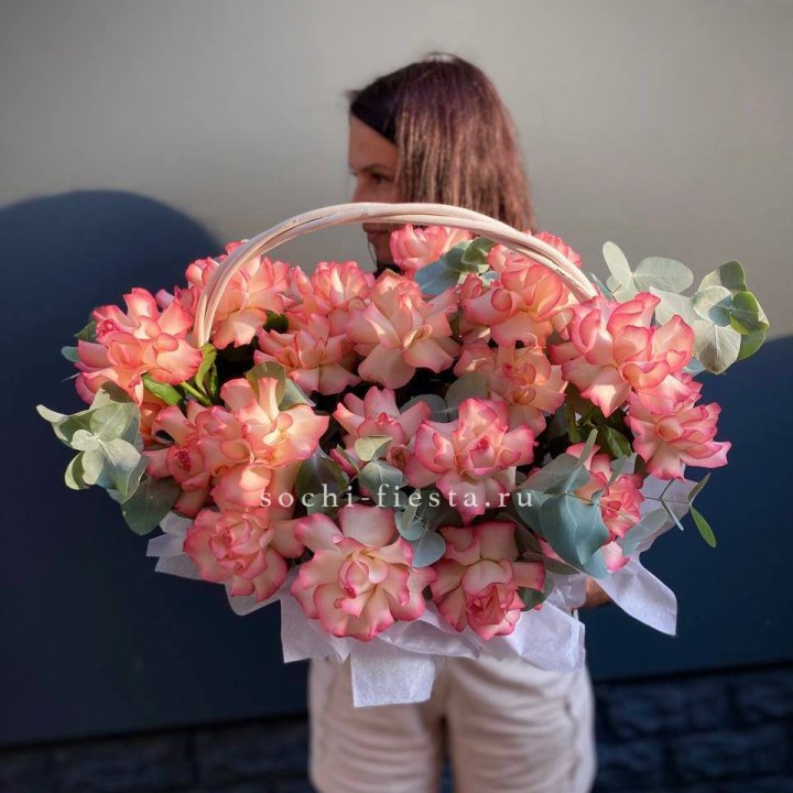 25 Французских роз Джумилия в корзине в Благовещенске