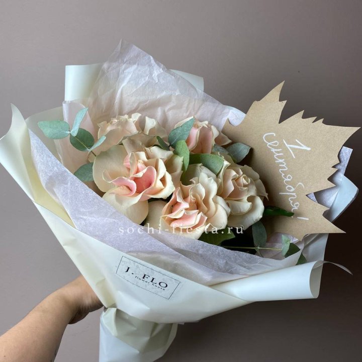 Букет кремовых роз к дню знаний в Благовещенске