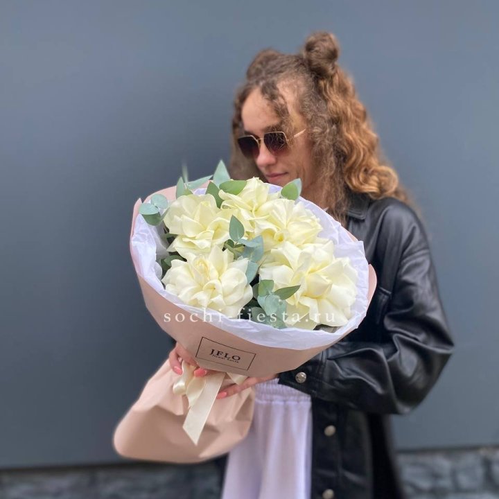 5 Белых французских роз в Благовещенске