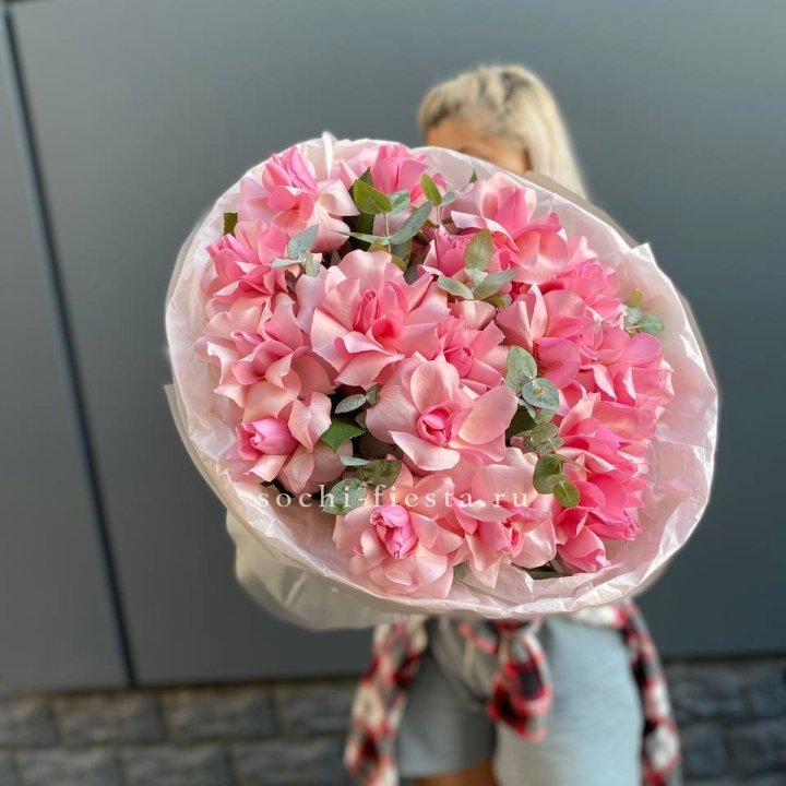 17 розовых роз в Благовещенске