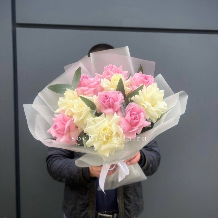 11 бело-розовых роз в Благовещенске