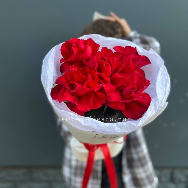 5 французских красных роз в Благовещенске
