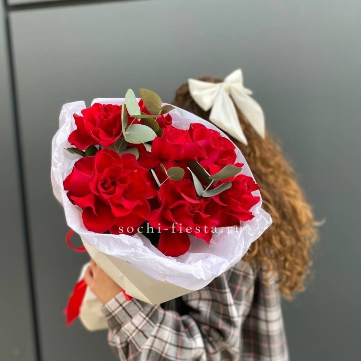 7 красных французских роз в Благовещенске