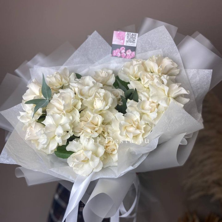 21 французских роз с эвкалиптом в Благовещенске