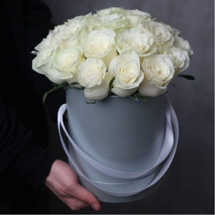 15 белых роз в цилиндре в Благовещенске