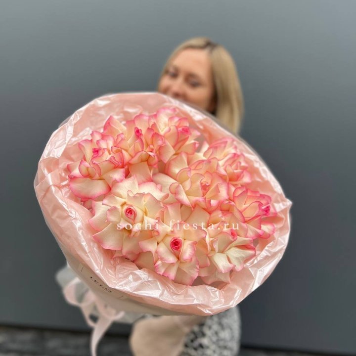 9 французских роз Джумилия в нежном оформлении в Благовещенске