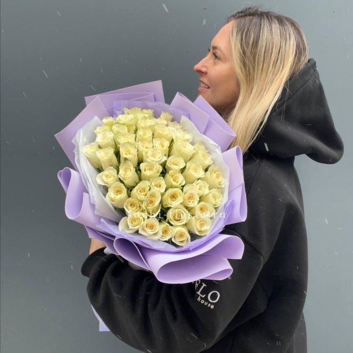 51 белая кенийская роза в оформлении в Благовещенске