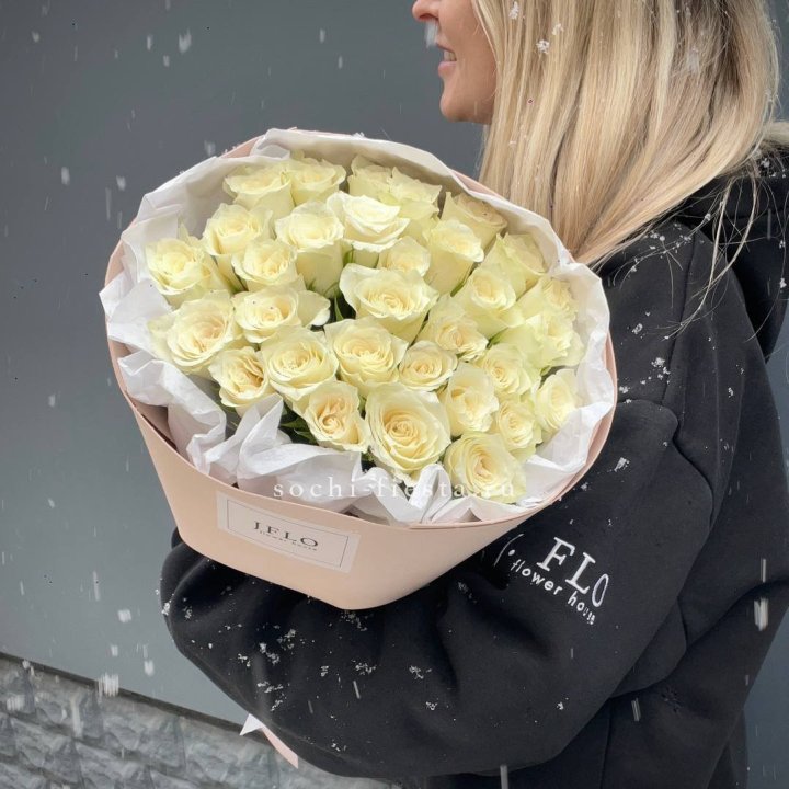 31 белая роза в оформлении в Благовещенске