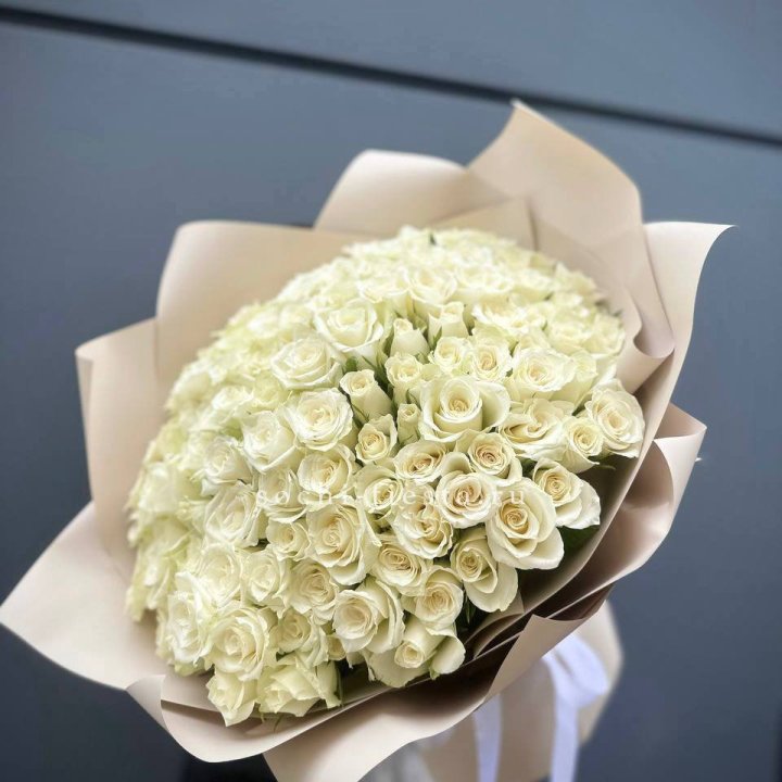 101 белая роза Атена в Благовещенске