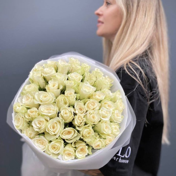 Воздушный букет из 51 белой кенийской розы в Благовещенске