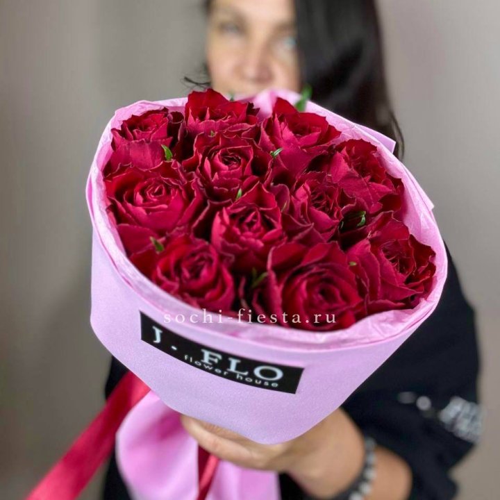 11 красных роз мадам ред в Благовещенске