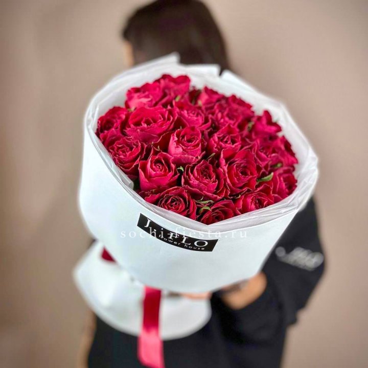 Букет красных роз мадам ред в Благовещенске