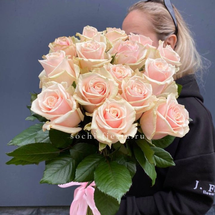15  кремовых высоких роз в Благовещенске