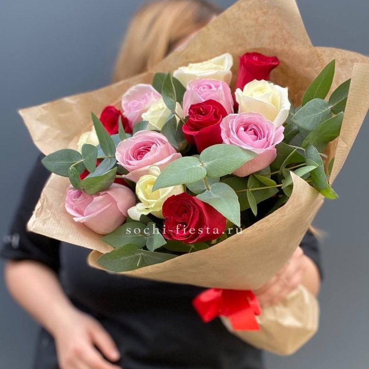 Букет из 15 роз с эвкалиптом в Благовещенске