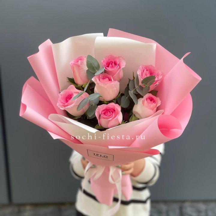 7 роз с эвкалиптом в Благовещенске