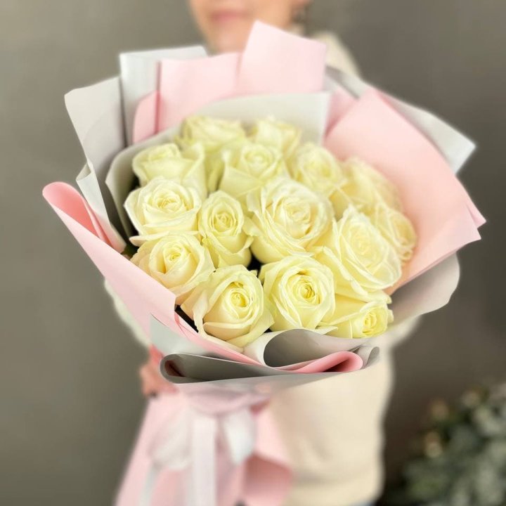 15 белых роз пудра в Благовещенске