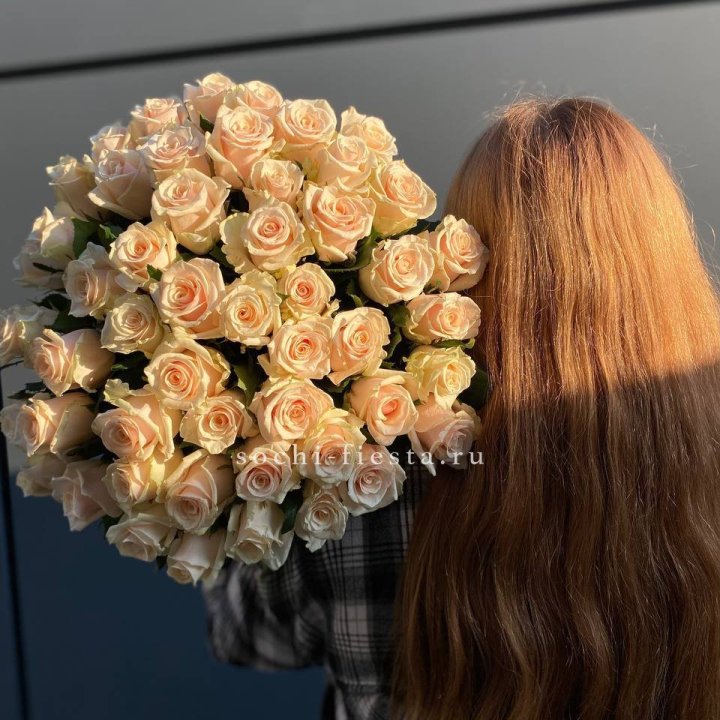 Охапка кремовых роз в Благовещенске