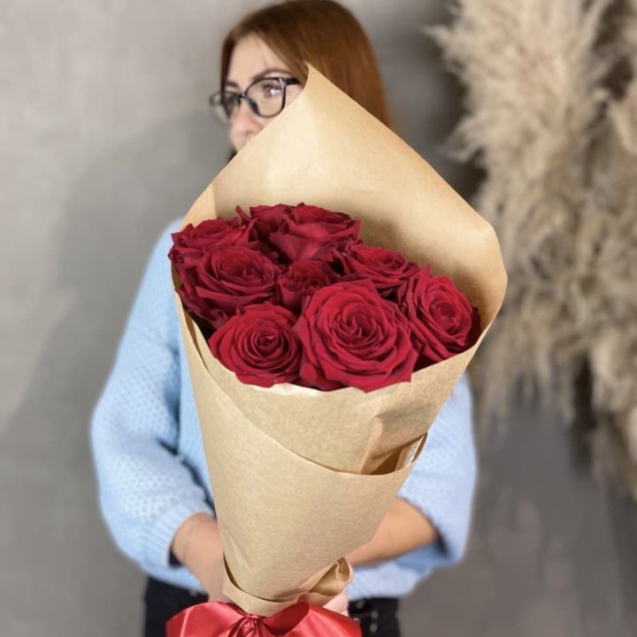 9 красных роз в крафте в Благовещенске