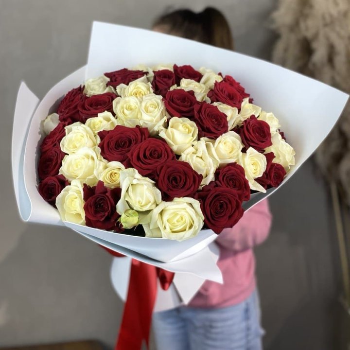 51 красная и белая роза в Благовещенске