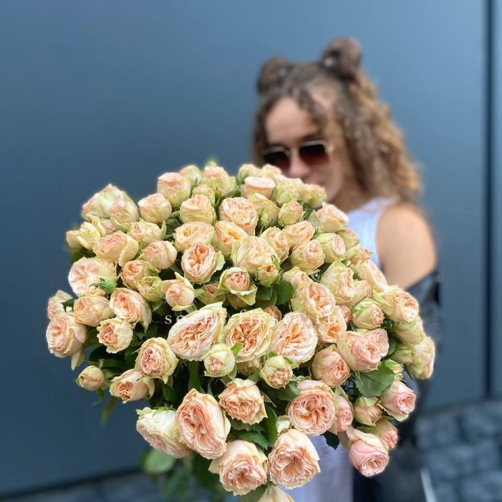 25 пионовидных роз в Благовещенске