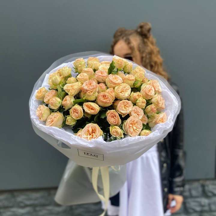 15 пионовидных роз в Благовещенске