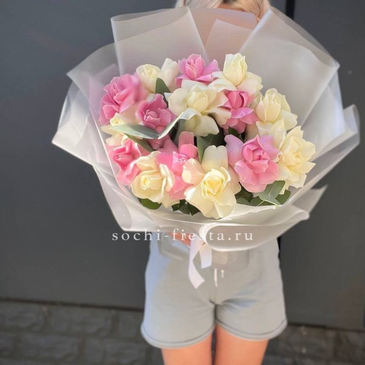 15 бело-розовых роз в Благовещенске