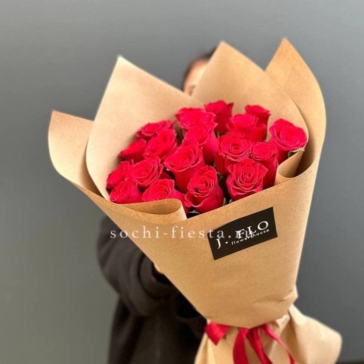 19 красных роз в крафте в Благовещенске