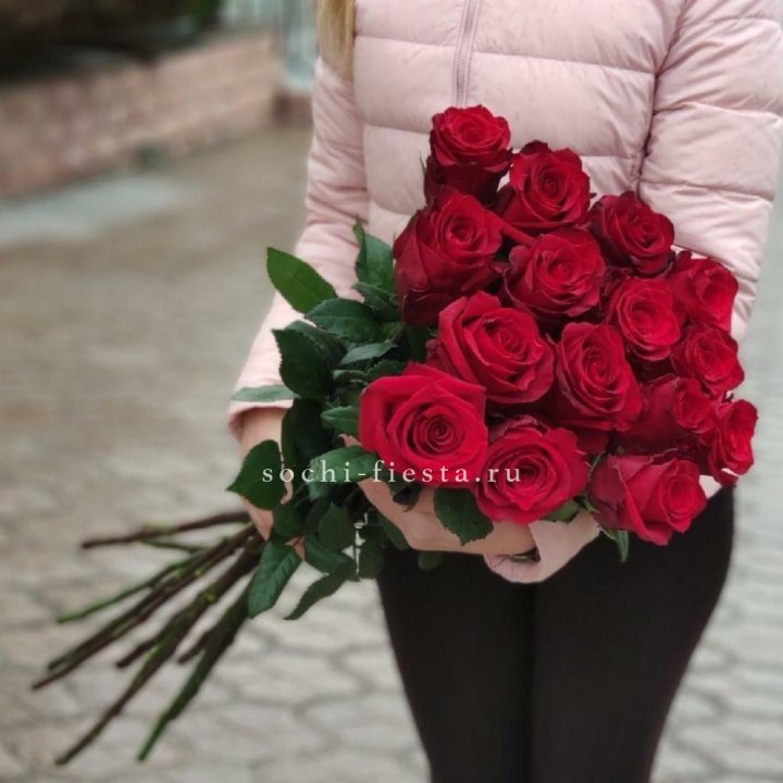 15 высоких красных роз в Благовещенске