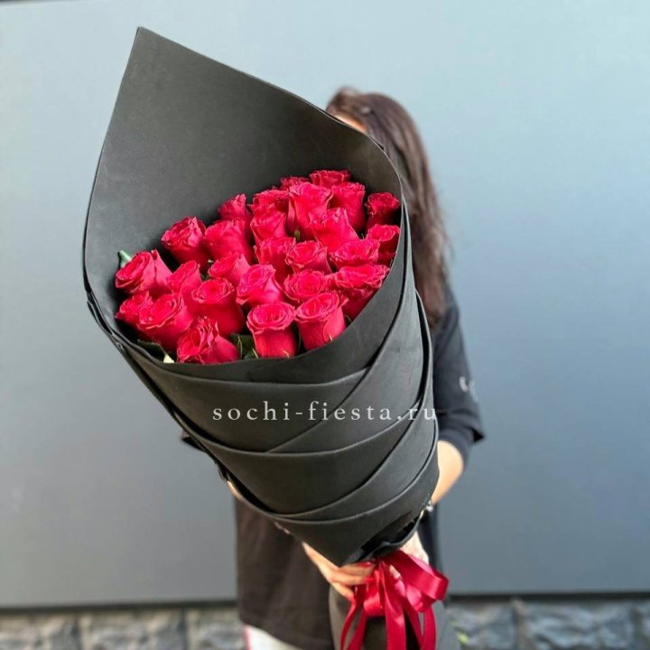 25 высоких красных роз в Благовещенске