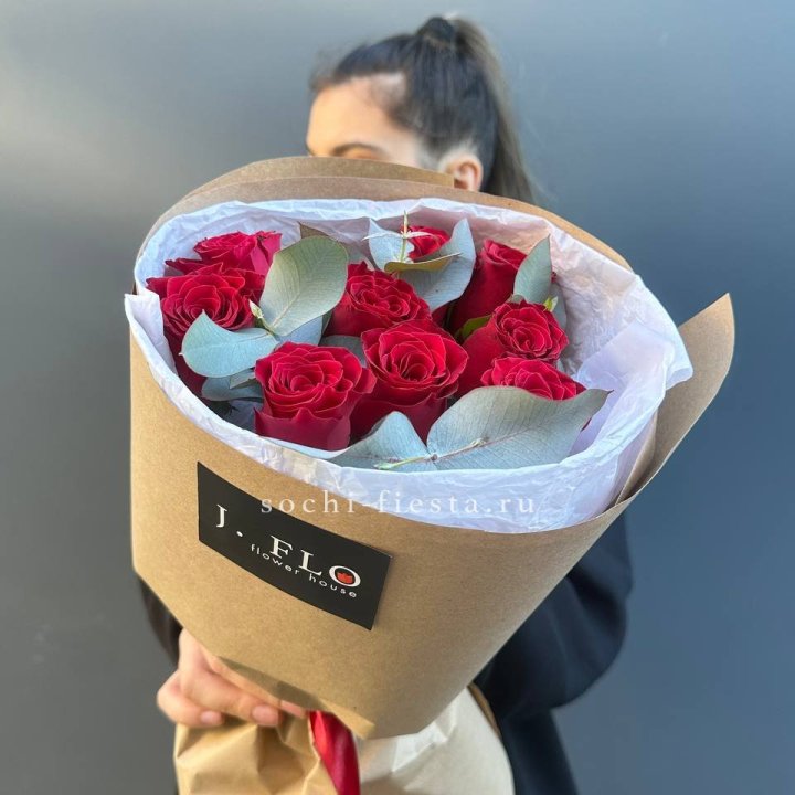 9 роз с эвкалиптом в Благовещенске