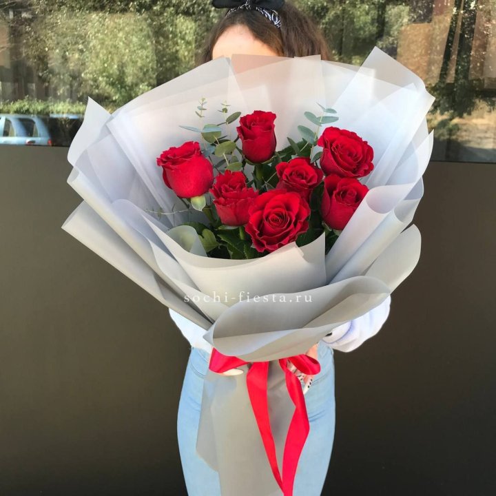 7 красных роз с эвкалиптом  в Благовещенске