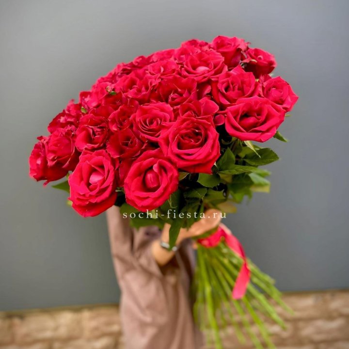 51 высокая красная роза в Благовещенске