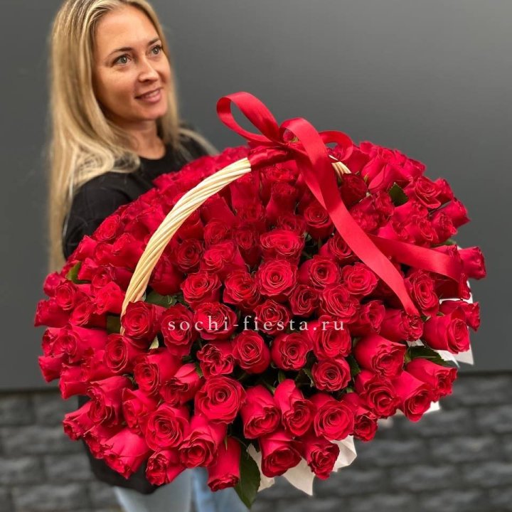 151 красная  роза в корзине в Благовещенске