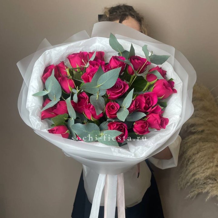 25 малиновых роз с эвкалиптом в Благовещенске