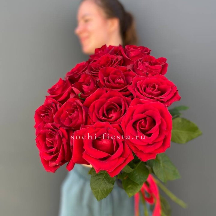 15 красных роз под ленту в Благовещенске