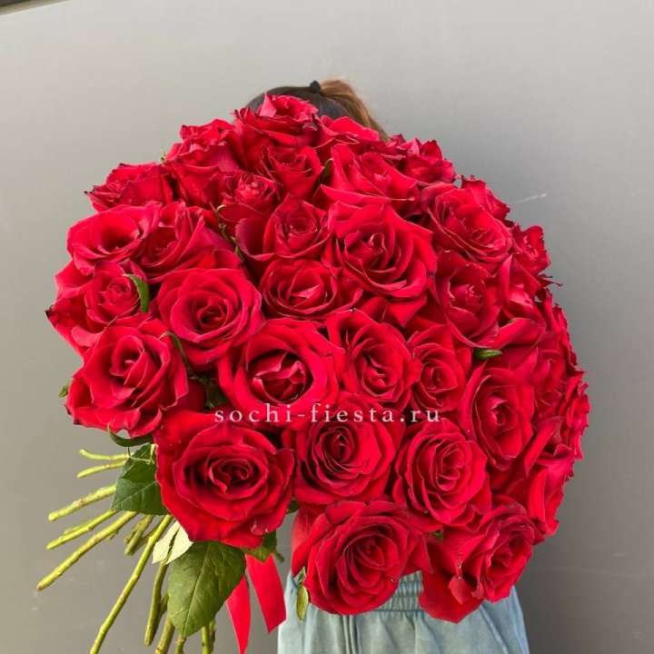 35 красных роз под ленту в Благовещенске