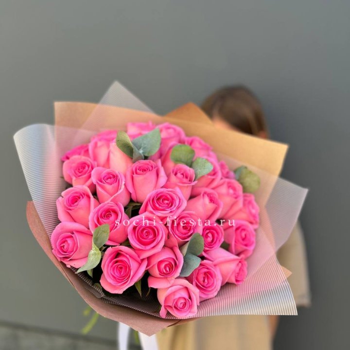 31 розовая роза с эвкалиптом в Благовещенске