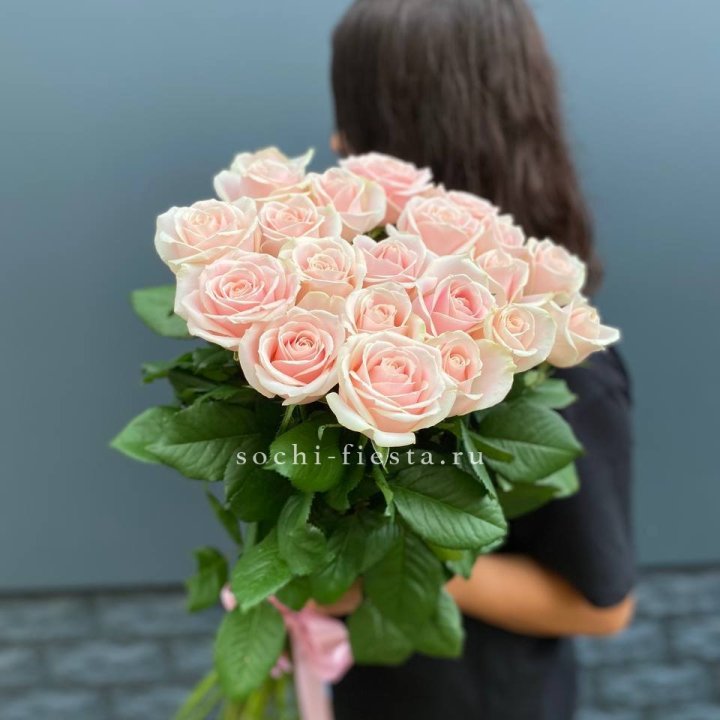 Высокие розовые розы в Благовещенске