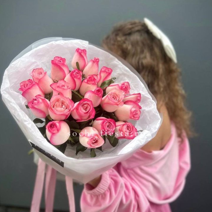 21 розовые розы Венди  в оформлении в Благовещенске