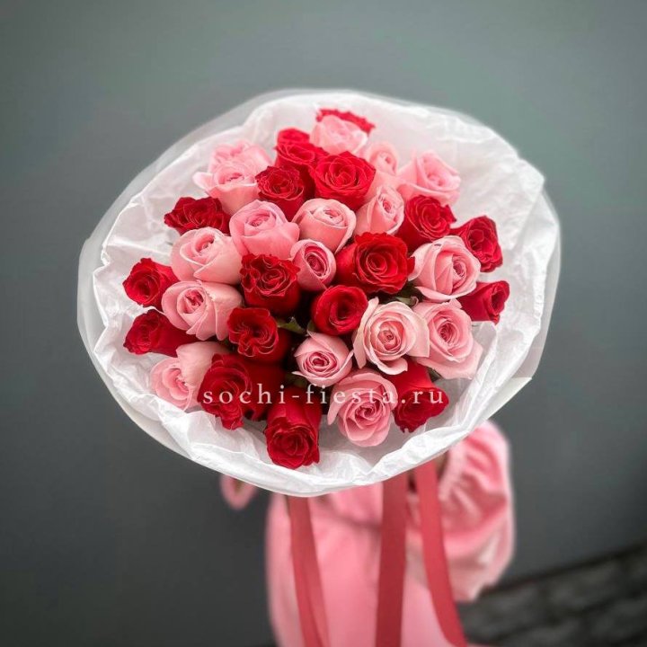 Букет красных и розовых 35 роз в Благовещенске