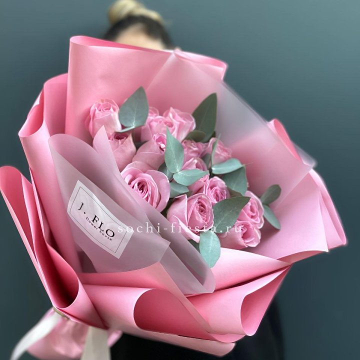 15 Розовых роз с эвкалиптом в Благовещенске
