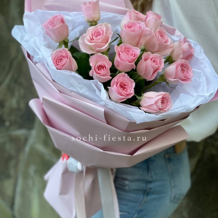Розовые розы в авторском оформлении в Благовещенске