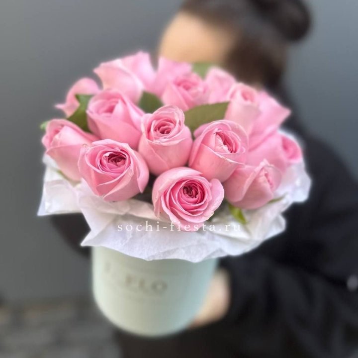 17 розовых роз в цилиндре в Благовещенске