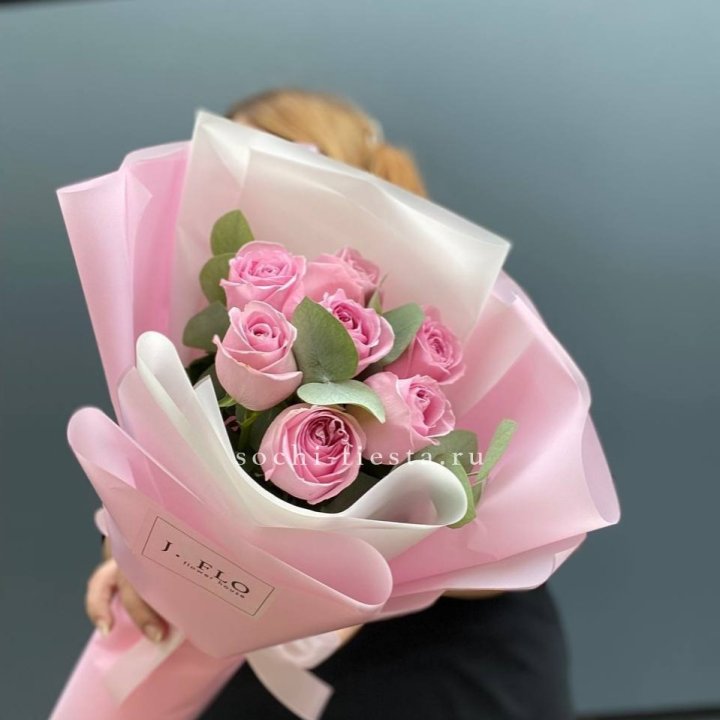 7 розовых роз с эвкалиптом в Благовещенске