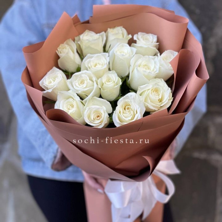 15 белых роз сиена в Благовещенске