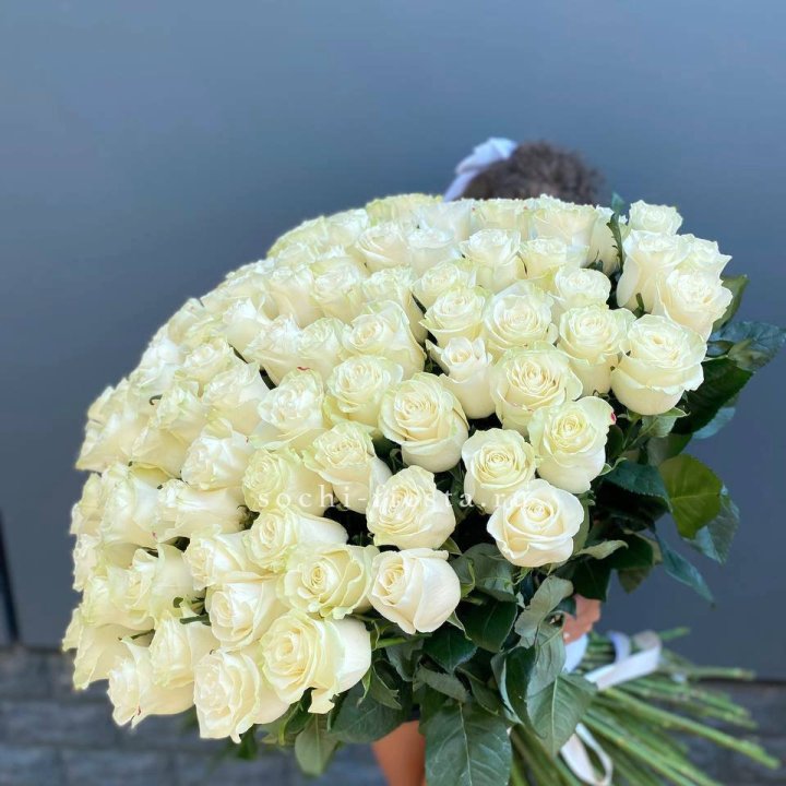 101 белая высокая роза в Благовещенске