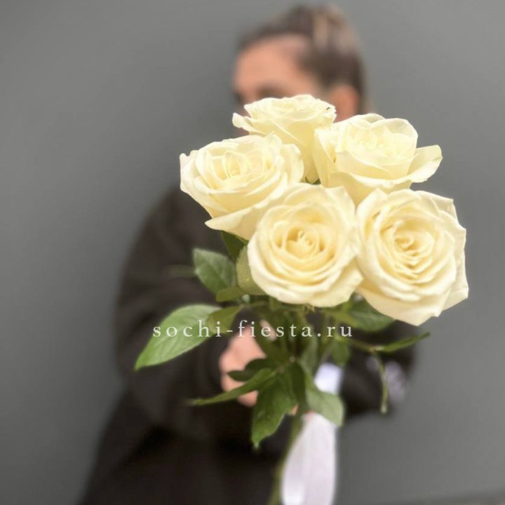 Букет 5 белых роз  в Благовещенске