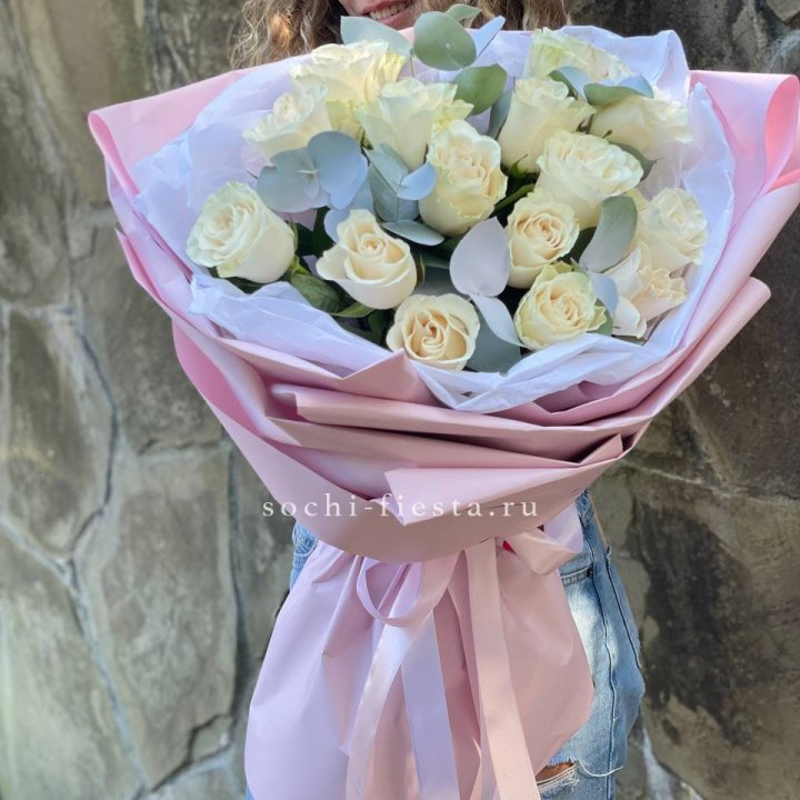 Белые розы в авторском оформлении в Благовещенске