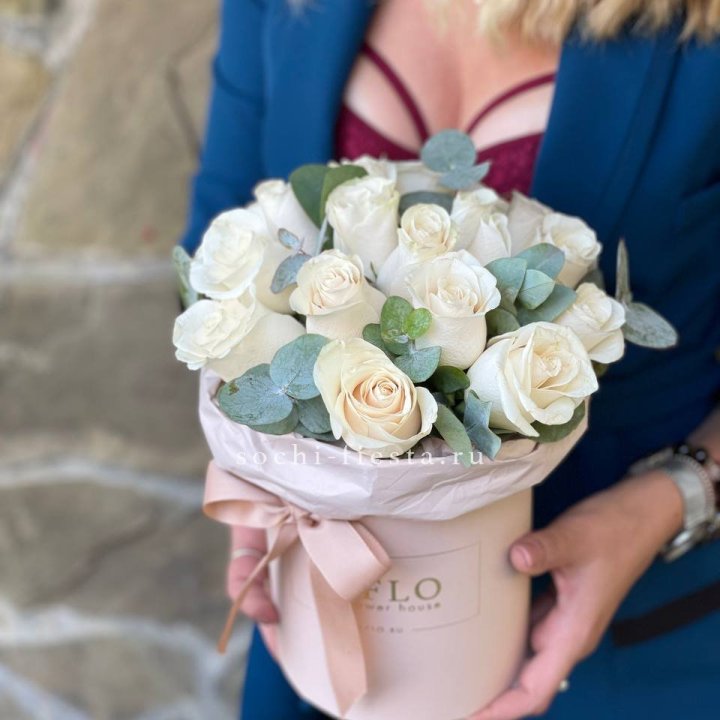 Цилиндр из белых роз в Благовещенске